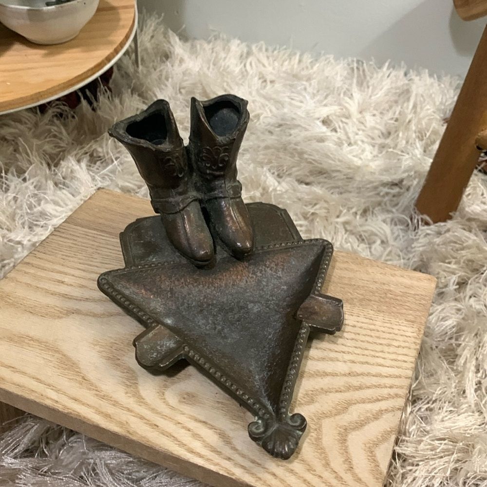 Vintage Unbranded Cast Metal Distressed Cowboy‎ Boots Western Style Ashtray